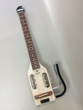 Charger l&#39;image dans la galerie, Traveler Ultra-Light Acoustic (Maple) with Gig Bag - MINT / Like New