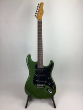 Cargar imagen en el visor de la galería, Atsah Guitars Model S Forest Green (w/ padded Atsah gig-bag)