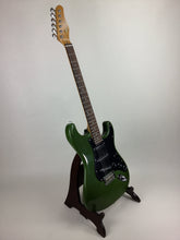Cargar imagen en el visor de la galería, Atsah Guitars Model S Forest Green (w/ padded Atsah gig-bag)
