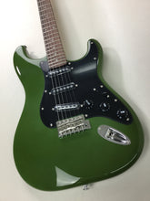 Cargar imagen en el visor de la galería, Atsah Guitars Model S Forest Green (w/ padded Atsah gig-bag)